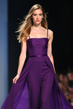 Violet foncé dos ouvert spaghetti bretelles longue mariage invité combinaison
