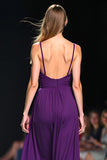 Violet foncé dos ouvert spaghetti bretelles longue mariage invité combinaison