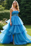 Une robe de bal à volants bleu ligne