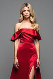 Robe de bal en satin bordeaux à épaules dénudées avec fente