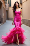 Robe longue de bal sans bretelles sirène fuchsia avec volants