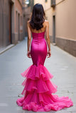 Robe longue de bal sans bretelles sirène fuchsia avec volants