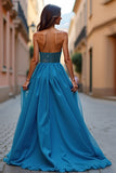 Robe de bal sans bretelles perlée bleue avec fente