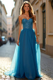 Robe de bal sans bretelles perlée bleue avec fente