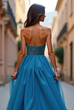 Robe de bal sans bretelles perlée bleue avec fente