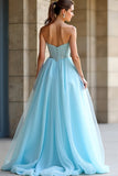 Robe de bal longue sans bretelles perlée bleu clair avec fente