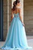 Robe de bal longue sans bretelles perlée bleu clair avec fente