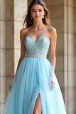 Robe de bal longue sans bretelles perlée bleu clair avec fente