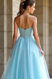 Robe de bal longue sans bretelles perlée bleu clair avec fente