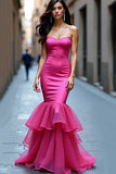 Robe de bal sans bretelles sirène en satin fuchsia avec ourlet à volants