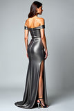 Robe formelle en satin métallisé gris foncé à épaules dénudées avec fente