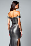 Robe formelle en satin métallisé gris foncé à épaules dénudées avec fente