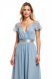 Une ligne Robe d’invitée de mariage à col en V bleu poussiéreux avec des manches courtes