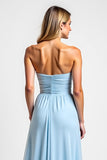 Robe de demoiselle d’honneur bleu ciel sans bretelles froncée à plusieurs niveaux