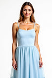 Une ligne bleu ciel spaghetti bretelles mousseline de soie froncée robe de demoiselle d’honneur