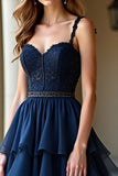 Robe longue de bal à bretelles spaghetti bleu marine avec volants
