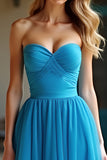 Une ligne bleue bustier plissée longue bal avec fente