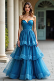 Robe longue de bal bleue sans bretelles plissée à plusieurs niveaux
