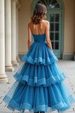 Robe longue de bal bleue sans bretelles plissée à plusieurs niveaux