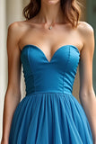 Robe longue de bal bleue sans bretelles plissée à plusieurs niveaux