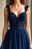 Bleu marine à bretelles spaghetti à plusieurs niveaux Robe longue de bal en dentelle