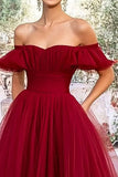 Robe longue de bal trapèze en tulle bordeaux à épaules dénudées