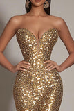 Robe formelle sirène sans bretelles à paillettes dorées scintillantes avec fente