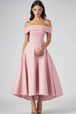 Robe formelle en satin rose à épaules dénudées