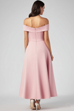Robe formelle en satin rose à épaules dénudées