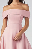 Robe formelle en satin rose à épaules dénudées