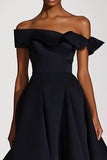 Robe formelle en satin noir à épaules dénudées