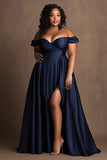 Robe longue formelle en satin bleu marine à épaules dénudées grande taille avec fente
