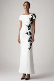 Robe longue formelle à col bateau blanc en crêpe appliqué