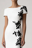 Robe longue formelle à col bateau blanc en crêpe appliqué