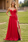 Robe de bal longue en satin sans bretelles rouge avec fente