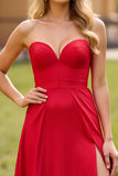 Robe de bal longue en satin sans bretelles rouge avec fente