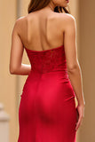 Robe de bal sans bretelles en satin rouge avec fente