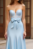 Robe de bal sans bretelles en dentelle satinée bleu ciel avec nœud papillon