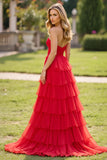 Robe de bal sans bretelles en tulle rouge à plusieurs niveaux avec fente