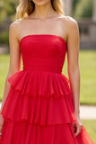 Robe de bal sans bretelles en tulle rouge à plusieurs niveaux avec fente
