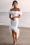 Robe de graduation blanche asymétrique à volants à épaules dénudées