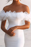 Robe de graduation blanche asymétrique à volants à épaules dénudées