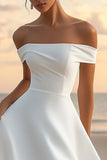 Robe de graduation en satin blanc à épaules dénudées