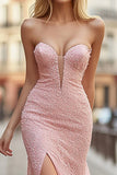 Robe de bal longue sans bretelles en dentelle rose avec fente