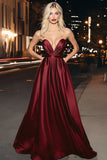 Robe longue de bal trapèze sans bretelles en satin bordeaux