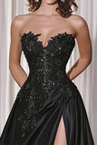 Robe de bal longue en satin A-ligne noir avec appliques de dentelle