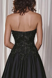 Robe de bal longue en satin A-ligne noir avec appliques de dentelle