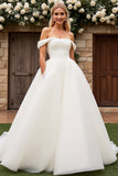 Gracieuse robe de mariée blanche à épaules dénudées