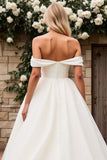 Gracieuse robe de mariée blanche à épaules dénudées