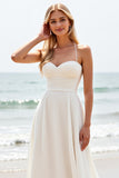 Robe de mariée longue en satin simple blanc à bretelles spaghetti trapèze